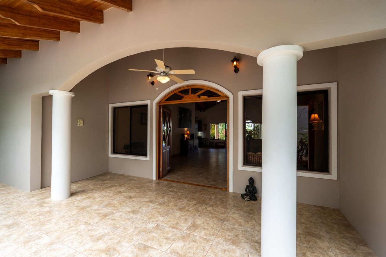 Teak Ceiling Jungle Home, Ojochal, Puntarenas