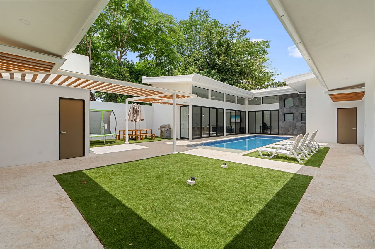 Castillo Blanco | Modern 4-Bedroom Home with Saltwater Pool – Walk to the Beach in Surfside, Playa Potrero