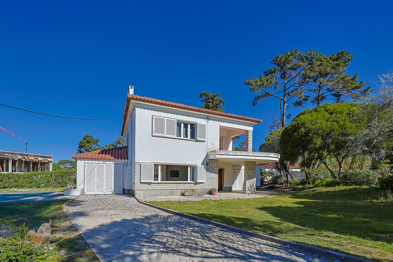 Spacious 5-Bedroom Villa with Expansive Garden Near Sintra in Colares