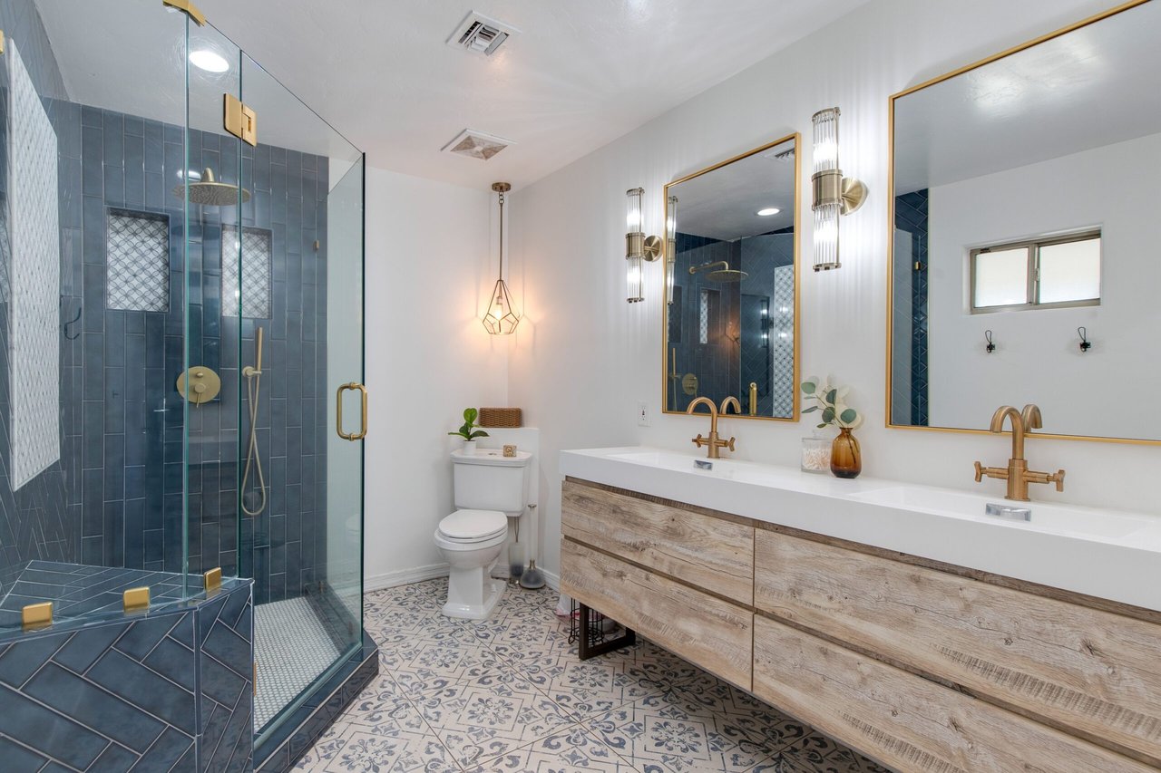 8043 E Clarendon Ave