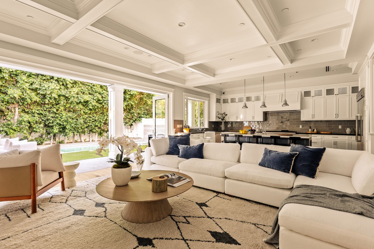 15123 Camarillo St, Sherman Oaks
