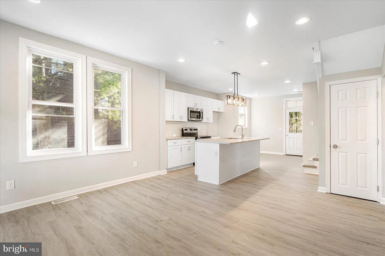 2725 E. Strathmore Ave