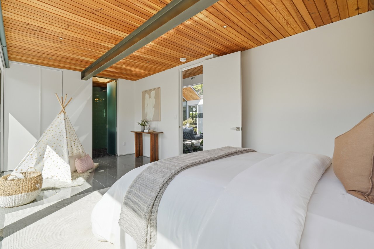 1109 Lorne WAY