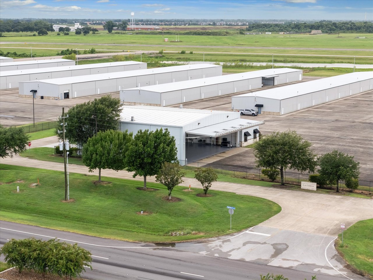 Hangar + Office - Sugar Land Regional Airport (KSGR)