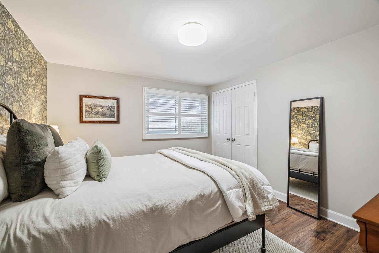 Impressive Home on Ravine Lot in Glen Abbey