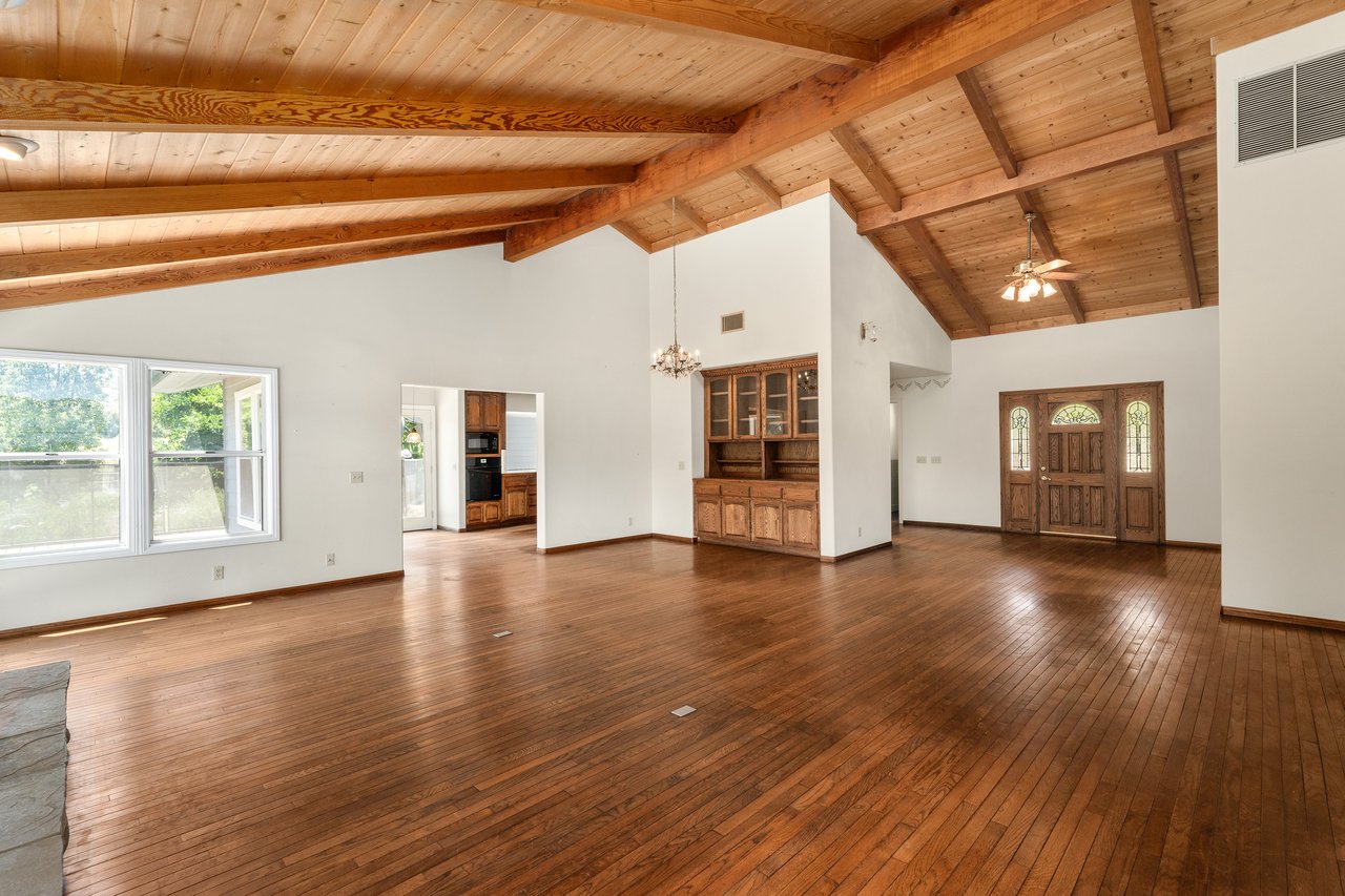 37797 Calle De Lobo
