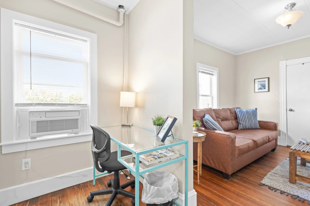 First Floor Apartment Near the Cliff Walk and More