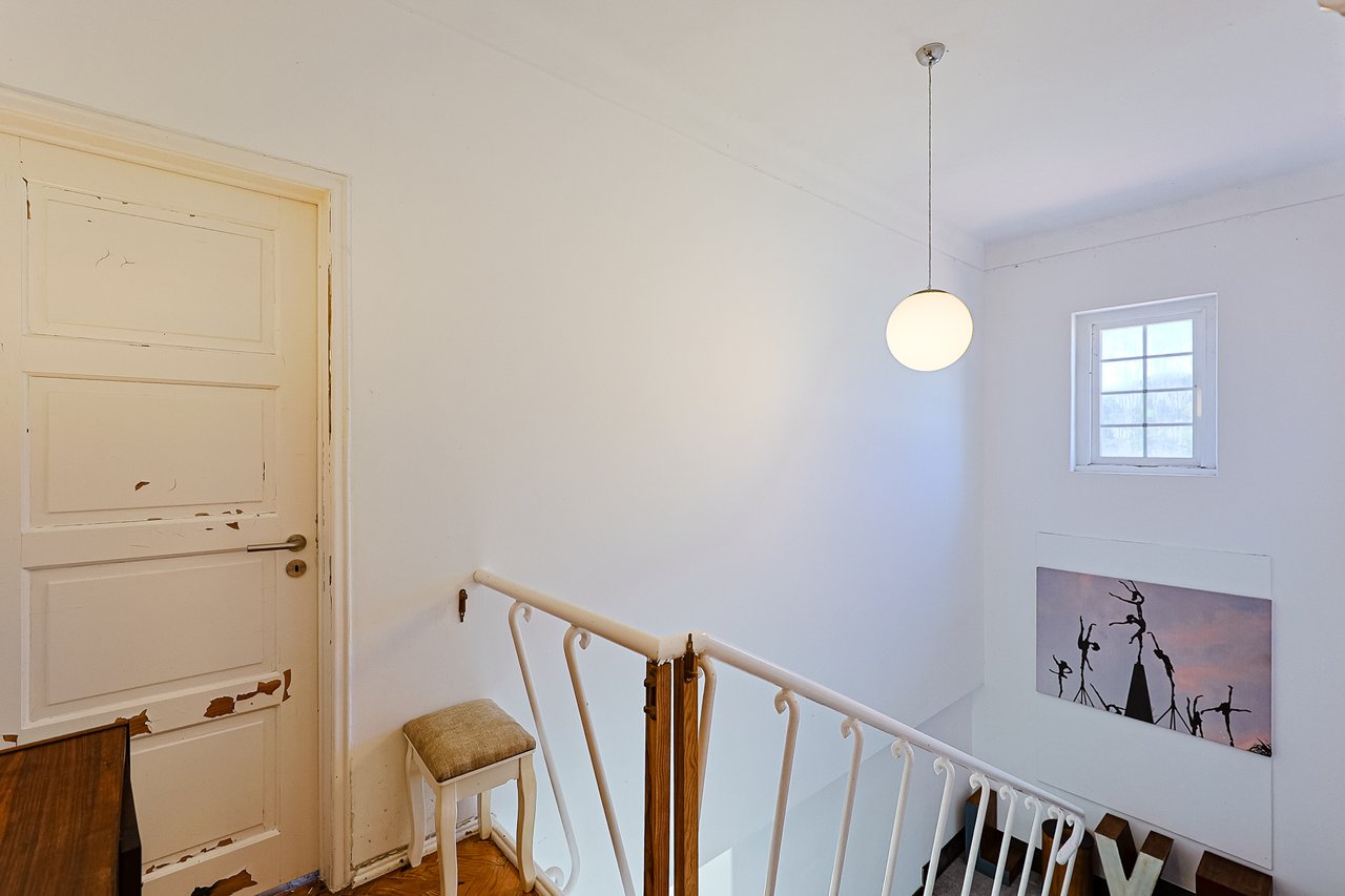 Spacious 5-Bedroom Villa with Expansive Garden Near Sintra in Colares