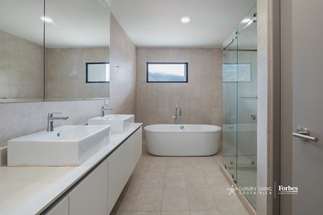 21469 - Contemporary penthouse for sale, spacious rooms and terraces