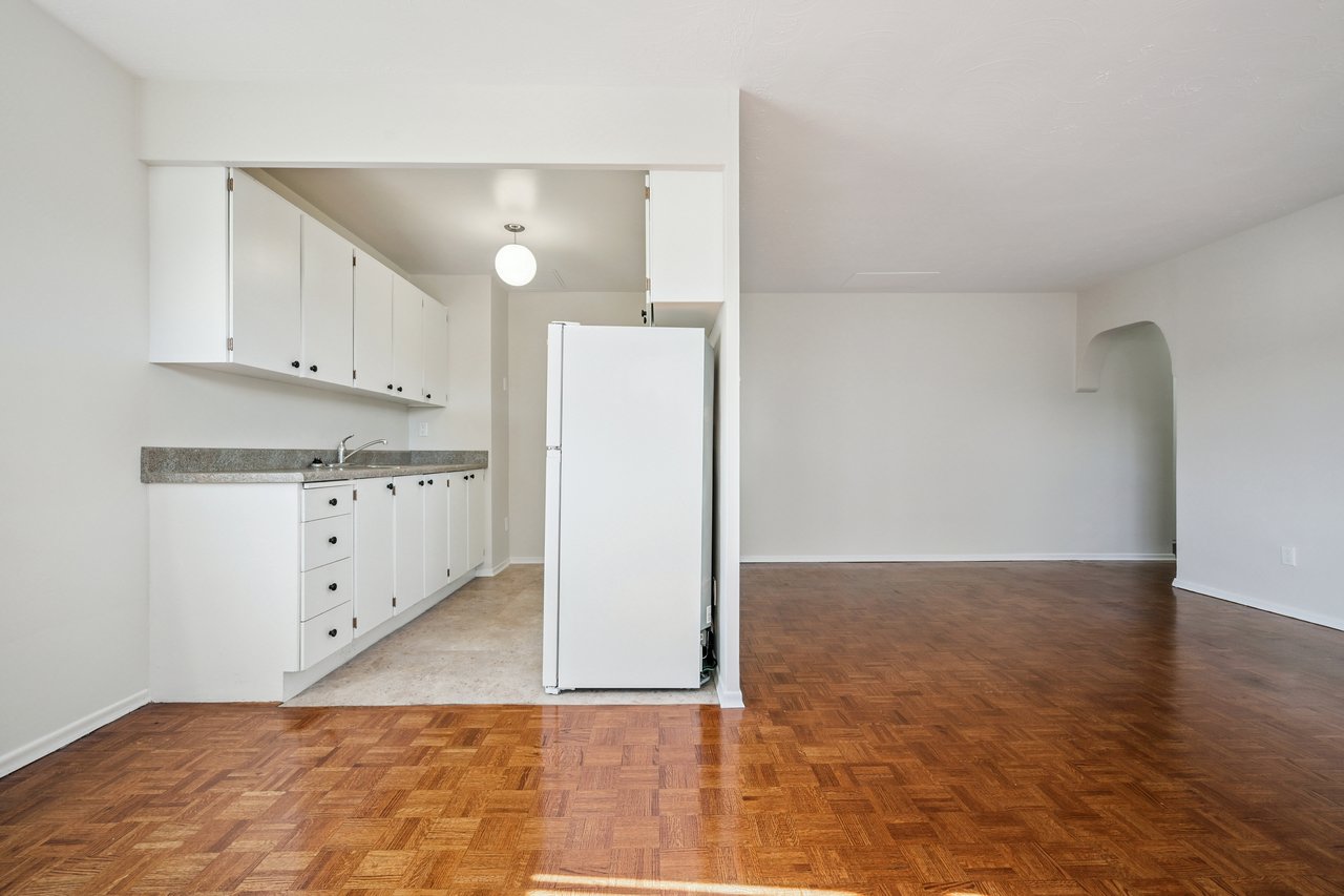 Bright 2 Bedroom Unit in Prime Port Credit Location