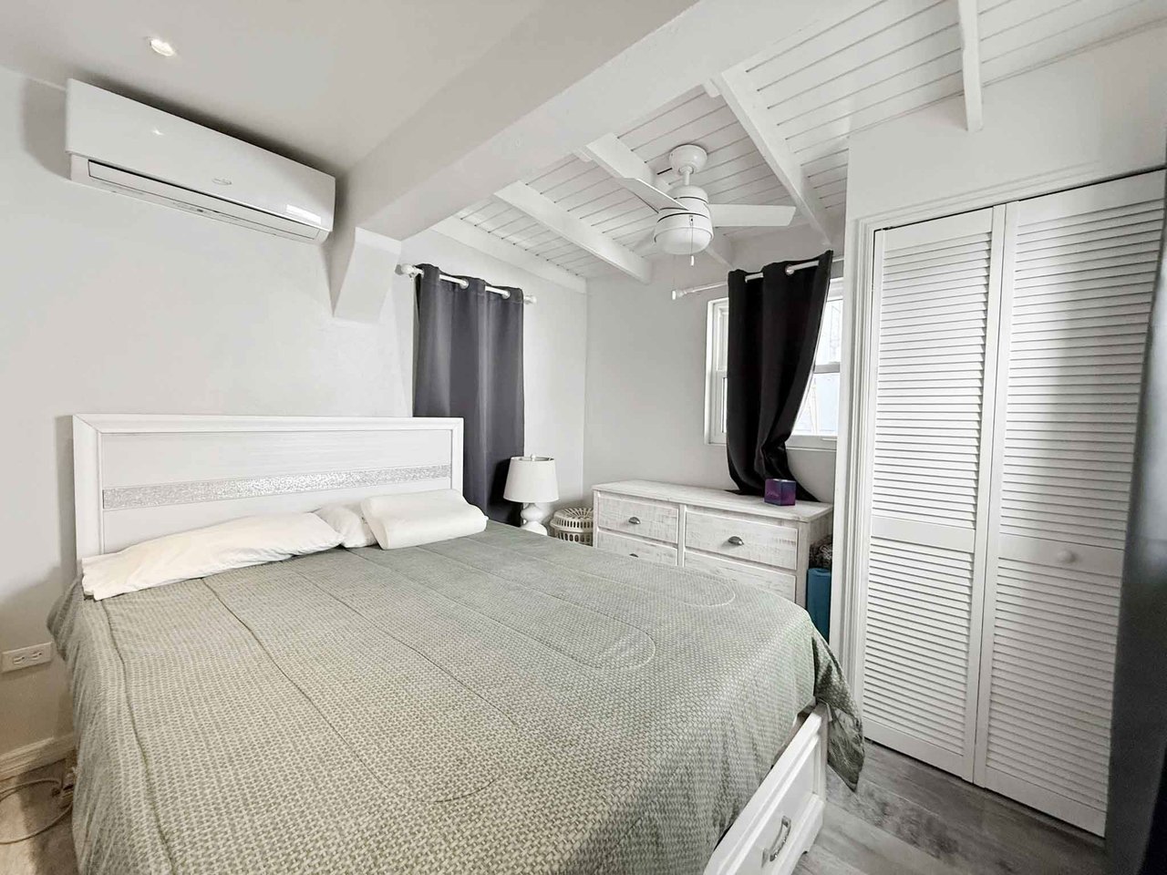 1042 Romney Park 1 Bedroom Apartment