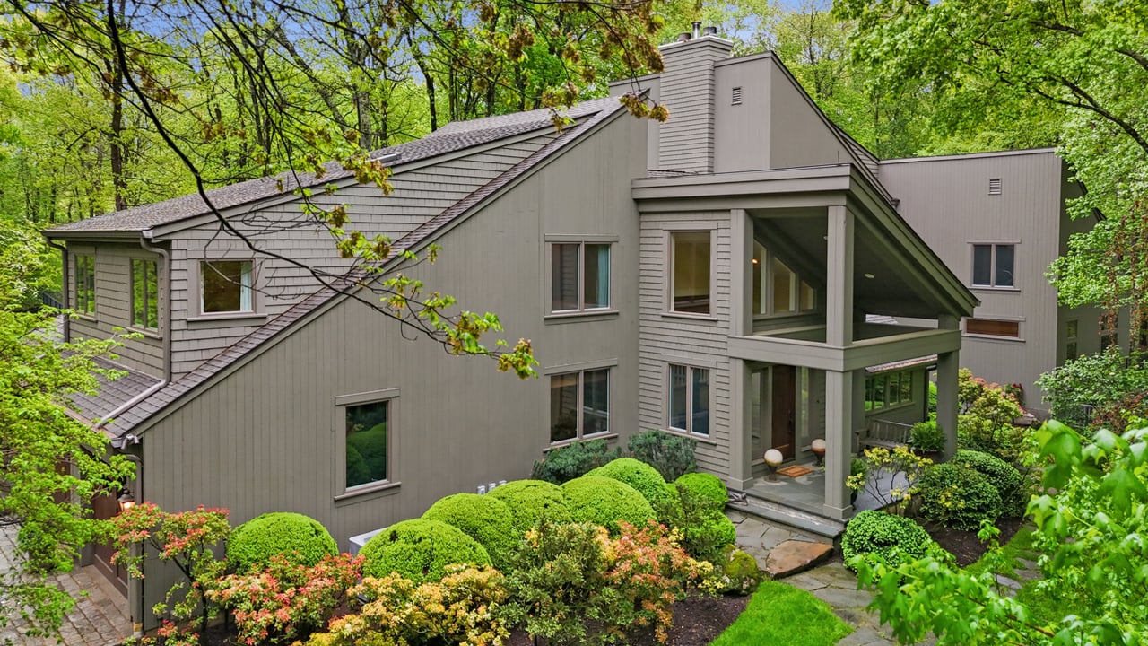 17 Eastwoods Road
