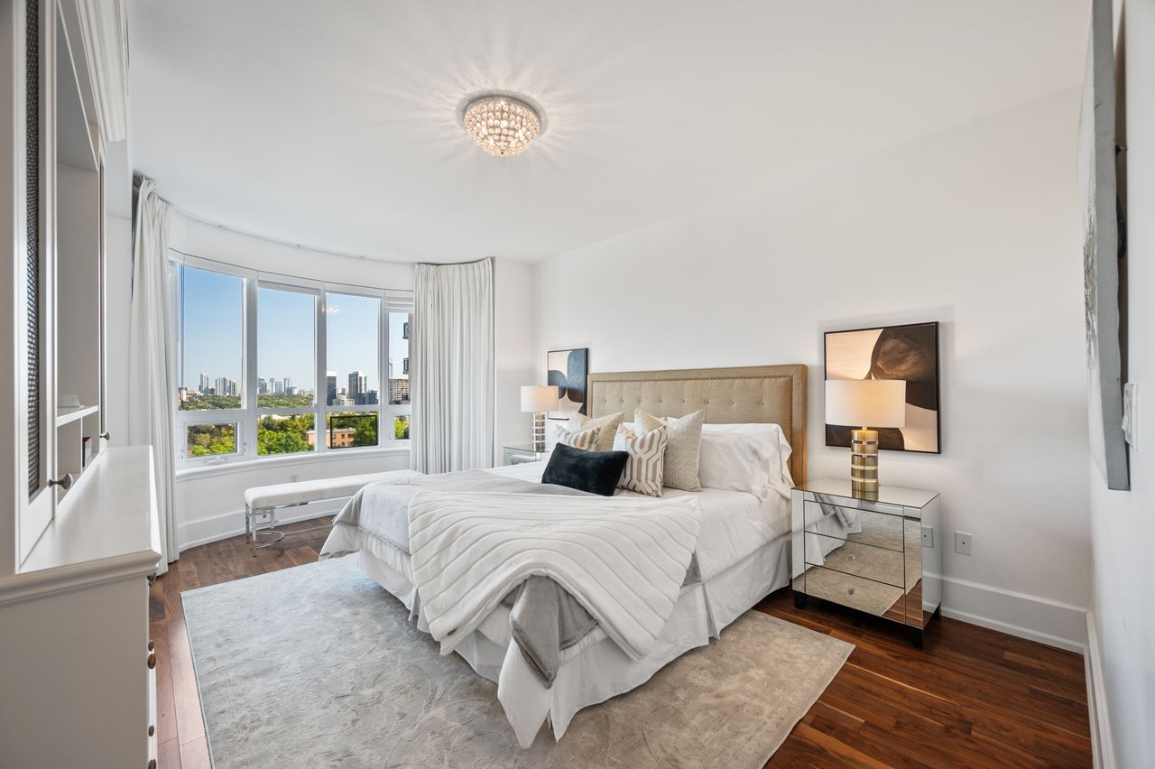 Expansive Corner Unit