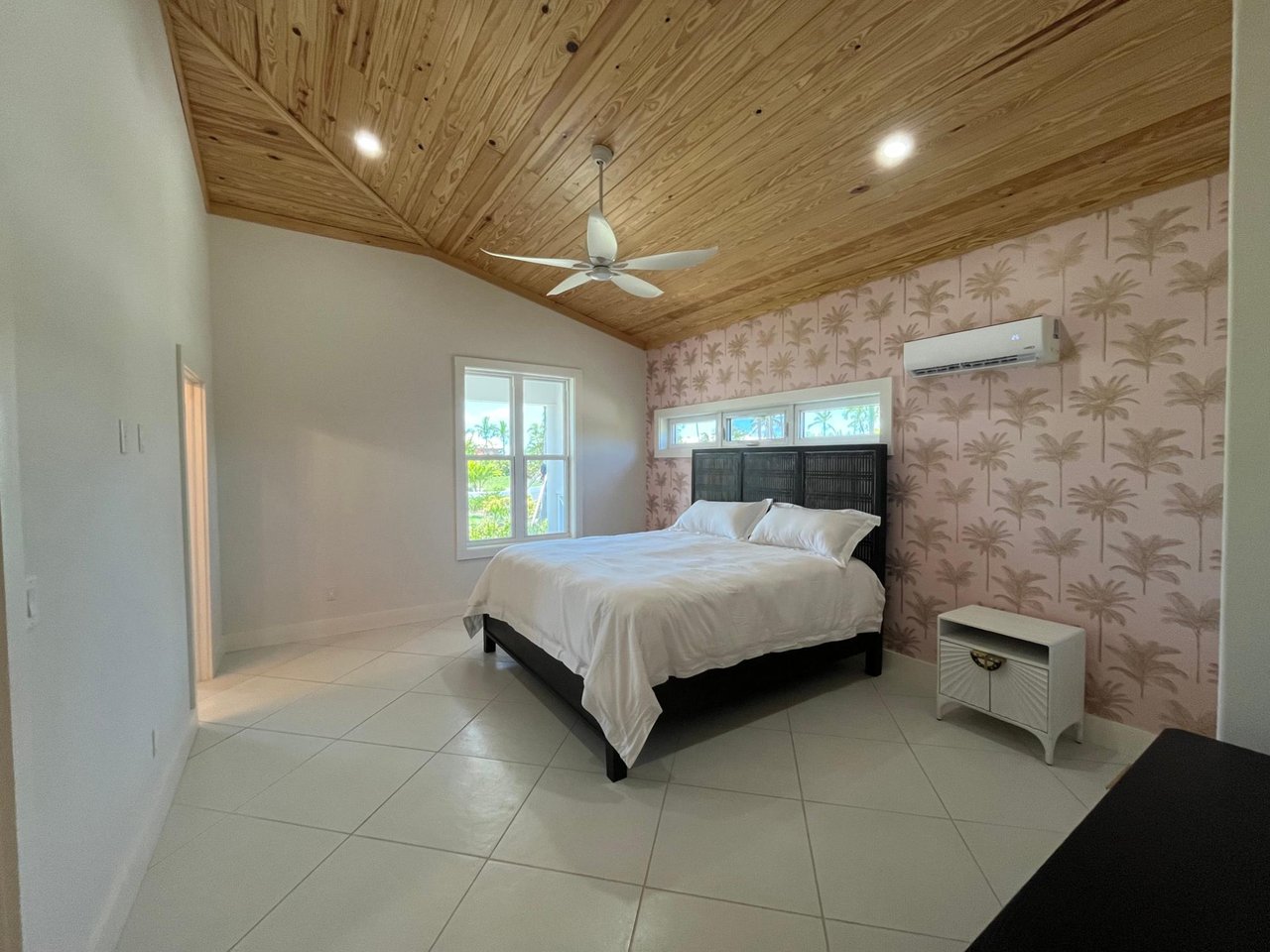 Sunnyside, Treasure Cay 