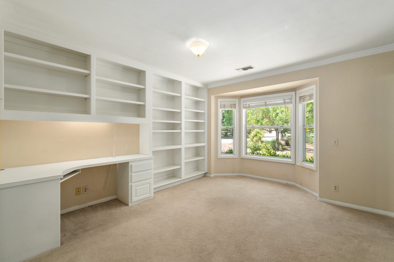 37797 Calle De Lobo