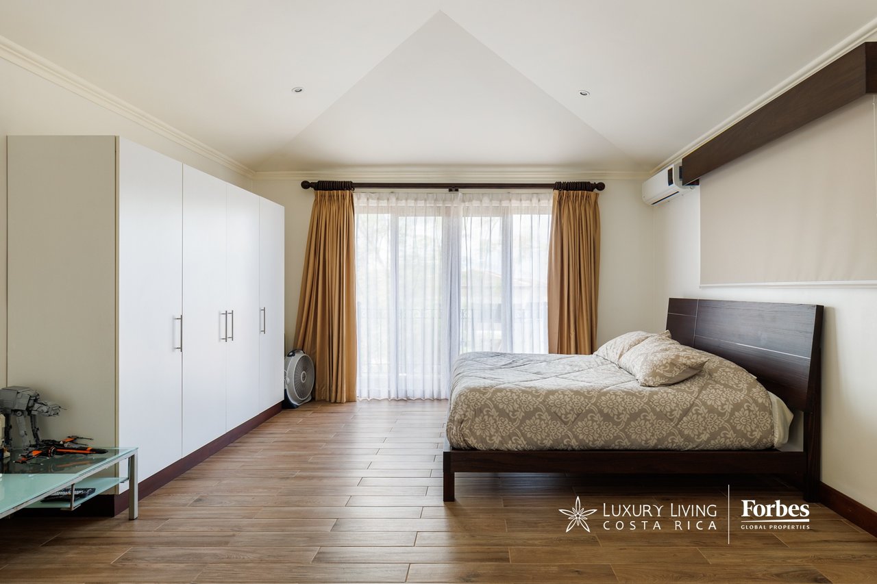20336 - Luxury 5-bedroom home with an office and terrace in Cerro Alto, Escazú