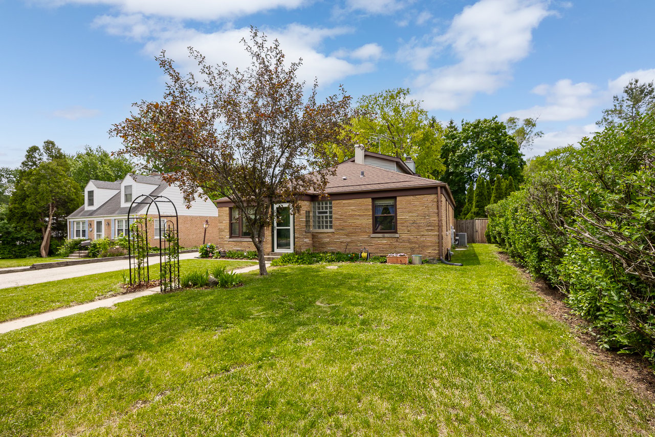 493 E Palatine Rd