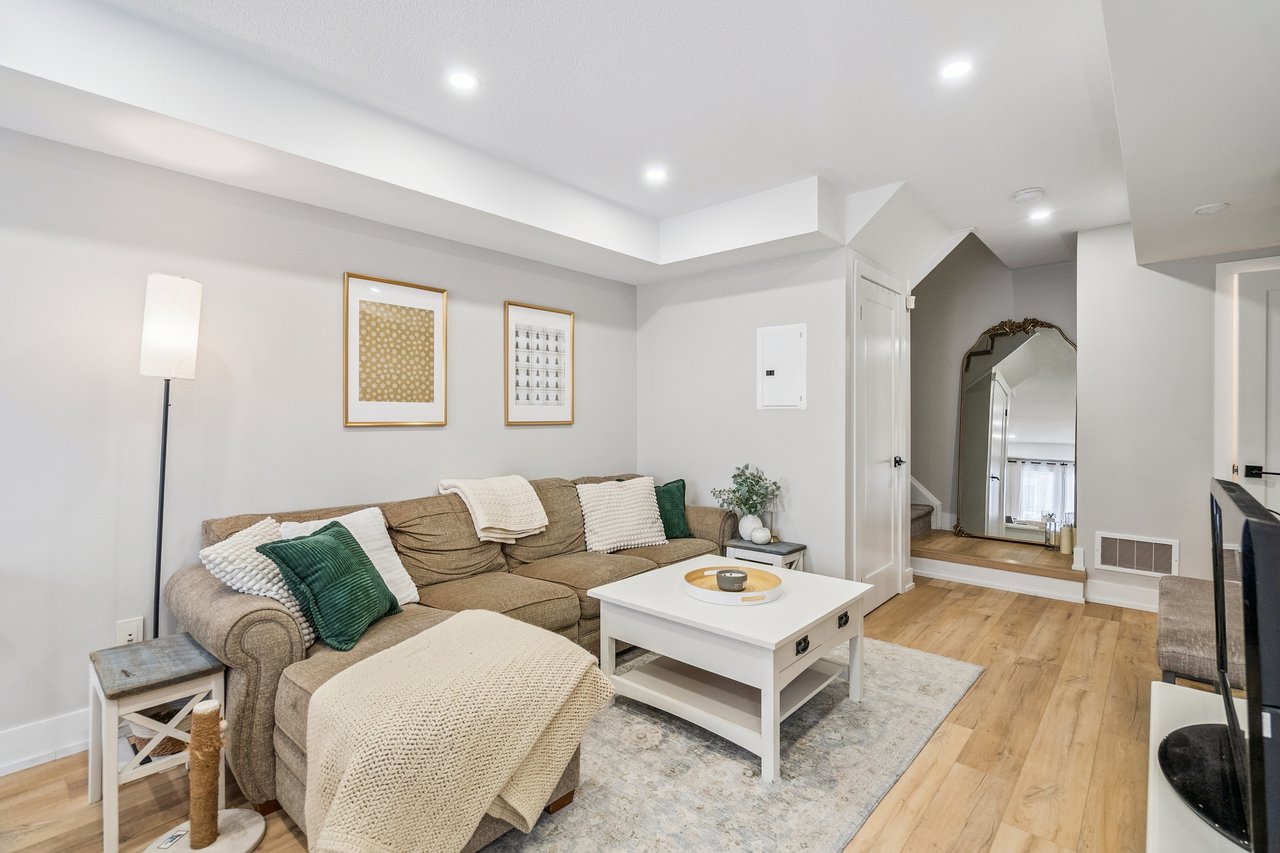 Stylish 2 Bedroom Stacked Townhouse in Oakville's Uptown Core