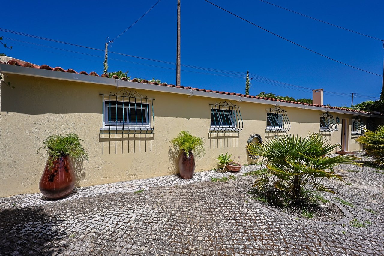 Exclusive Family Villa with Expansive Gardens Near Sintra’s UNESCO Heritage Centre