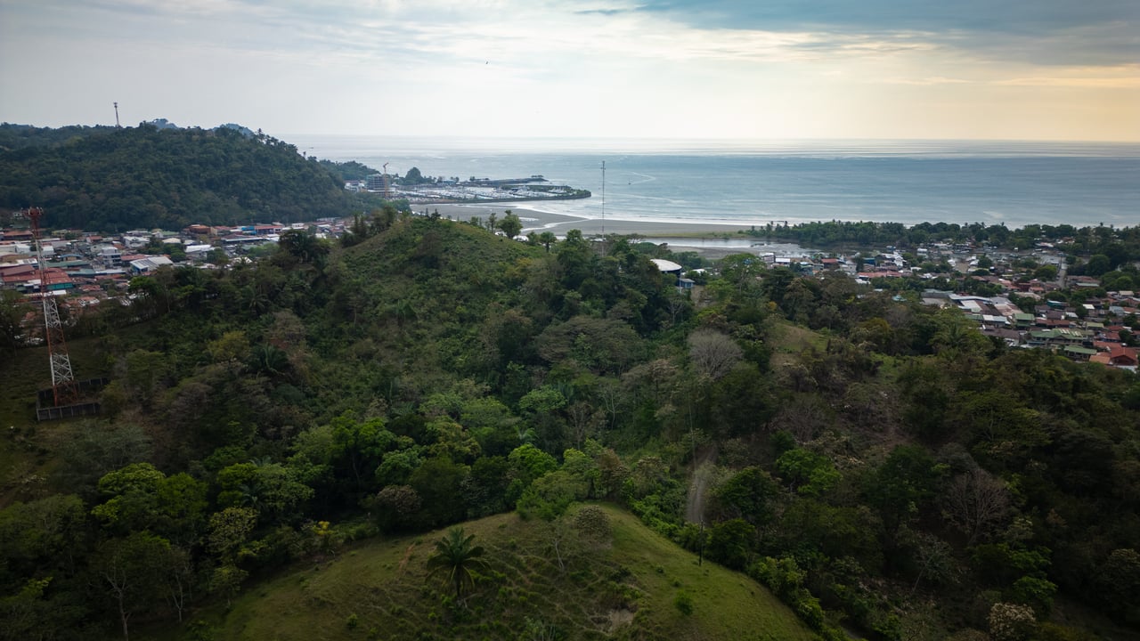 Vista de la Montaña House - Beautiful residence in the desirable Finca Los Alfaro - Quepos