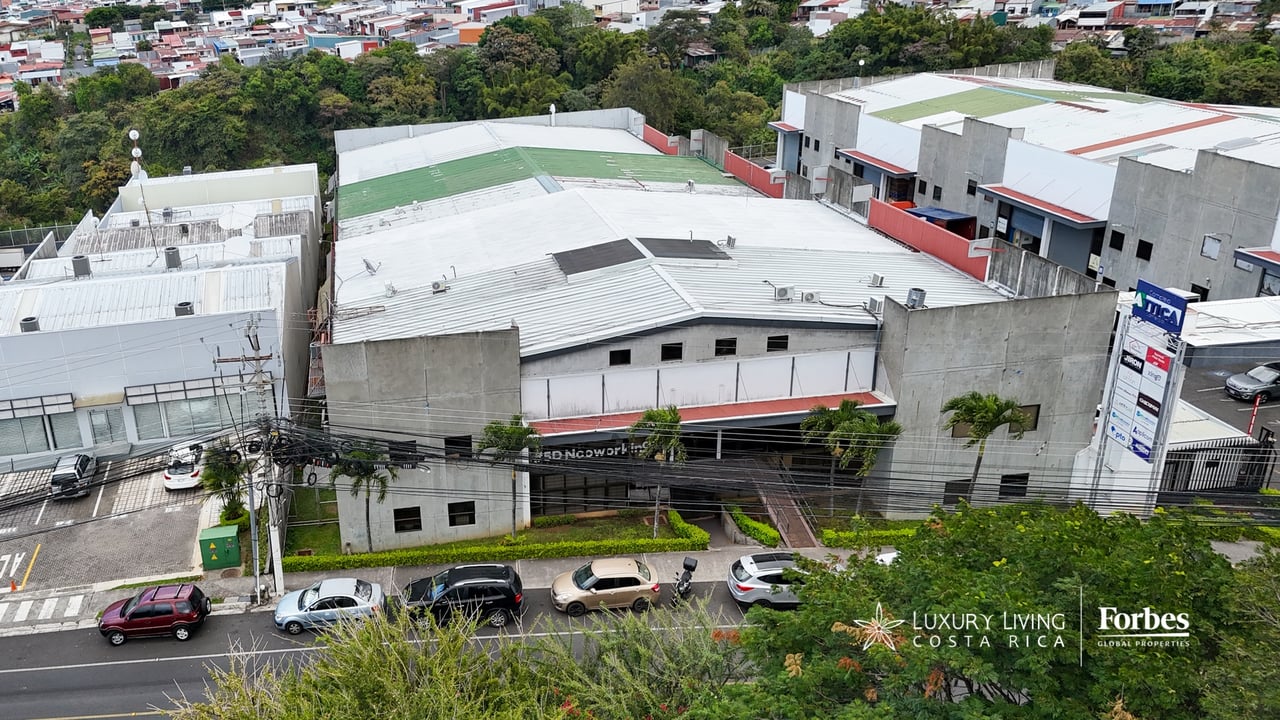 21581 - 3-Story Office/Warehouse with Easy Access to Route 27 in Guachipelin, Escazú