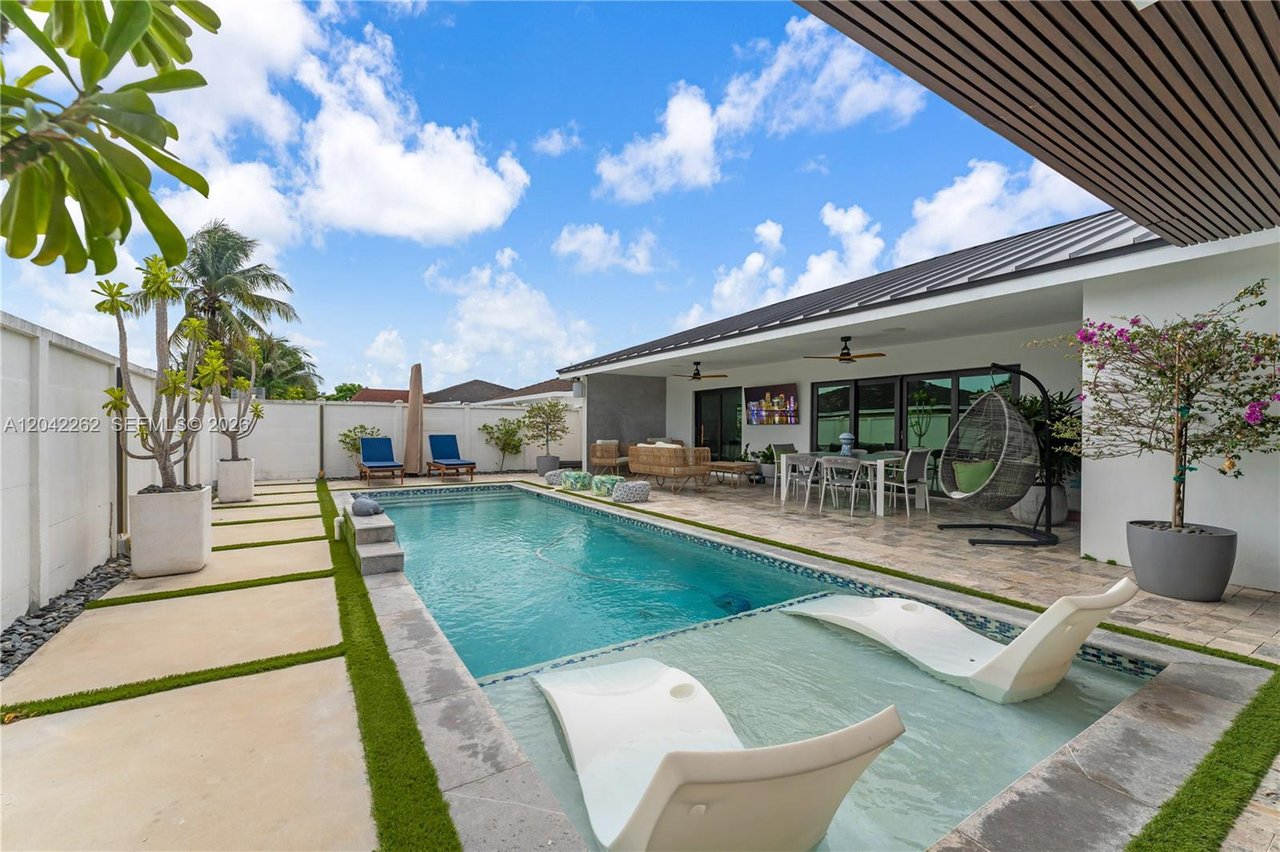 12772-sw-209-street-miami-home-for-sale-backyard