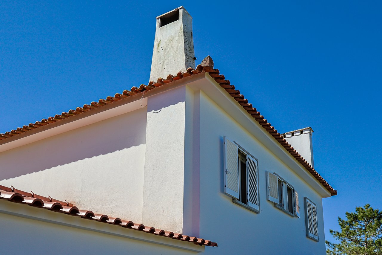 Spacious 5-Bedroom Villa with Expansive Garden Near Sintra in Colares