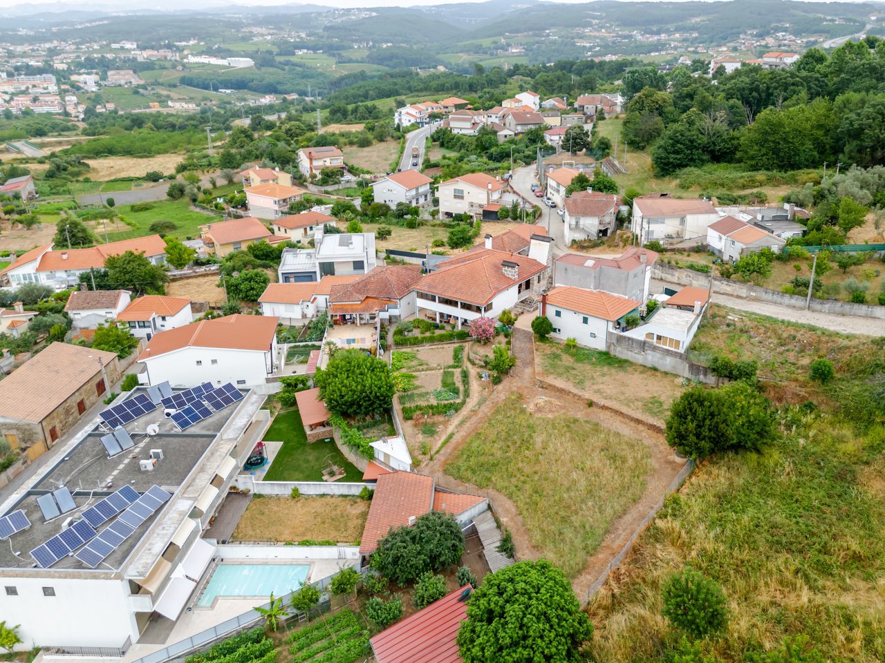 Rustic Four-Bedroom House with Private Land in Folhadela, Vila Real