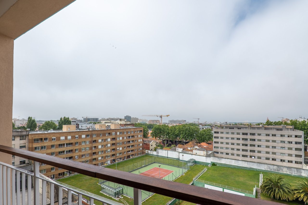 2-Bedroom Apartment with Sunset Balcony in Central Matosinhos