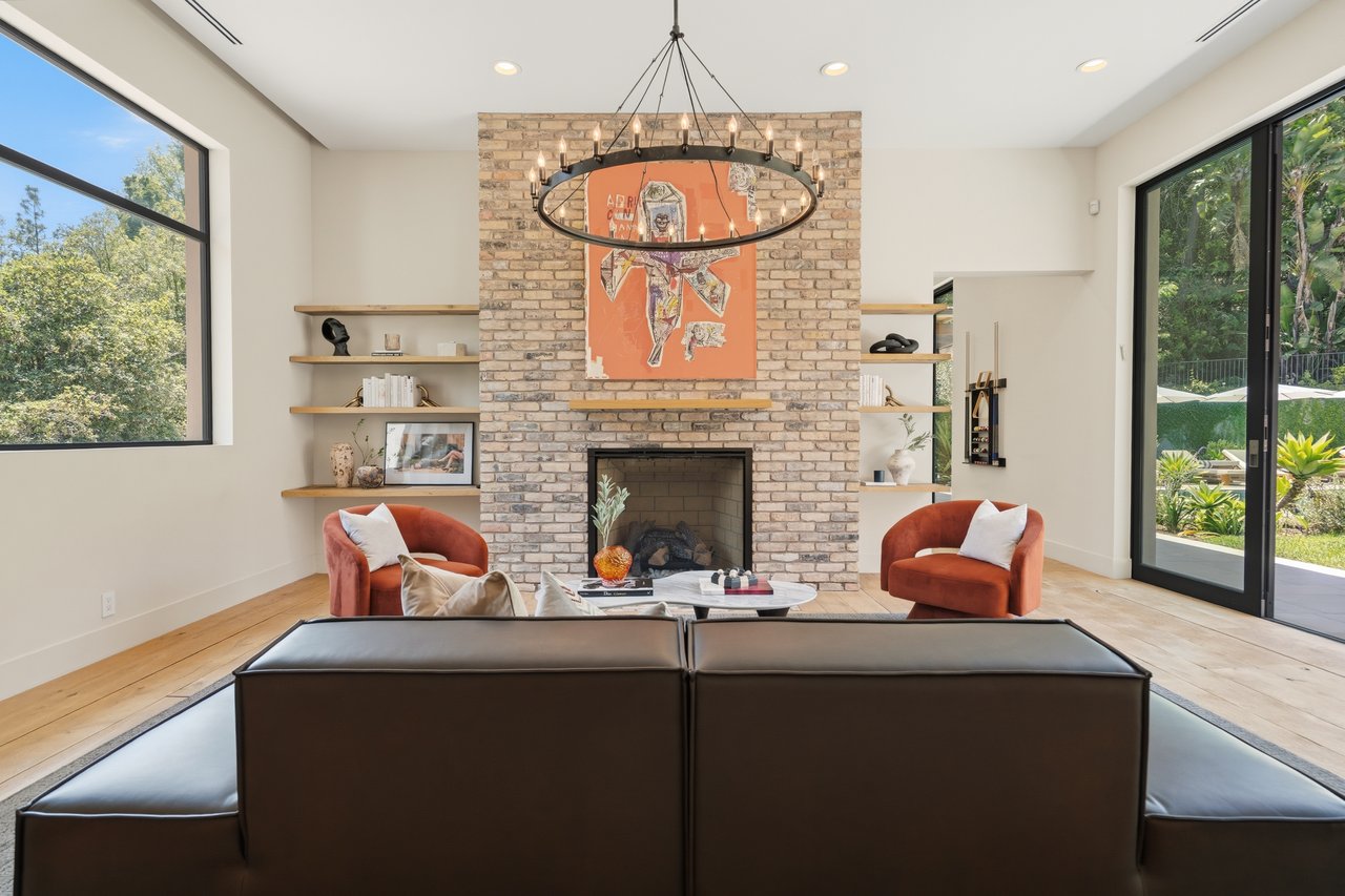 Bowmont Dr, 90210