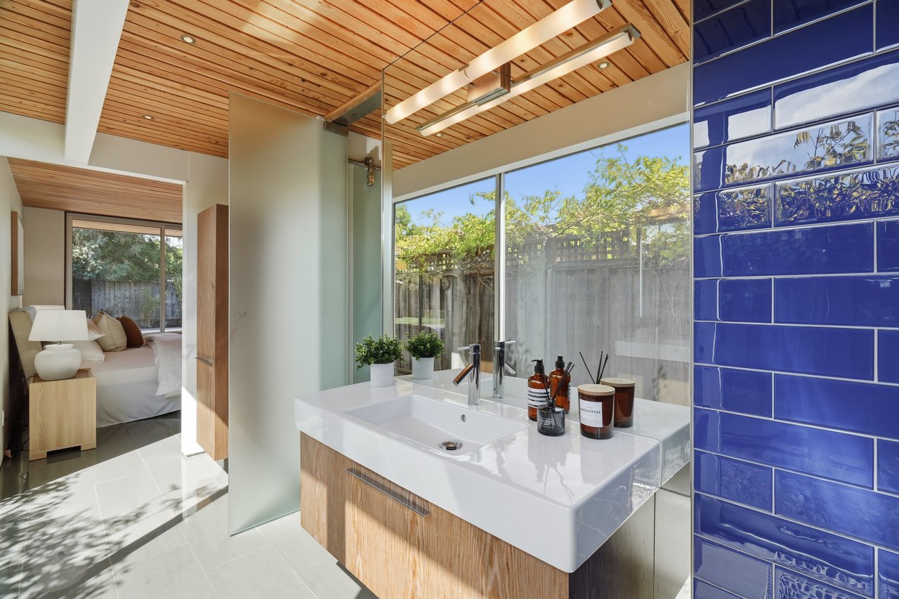1109 Lorne WAY