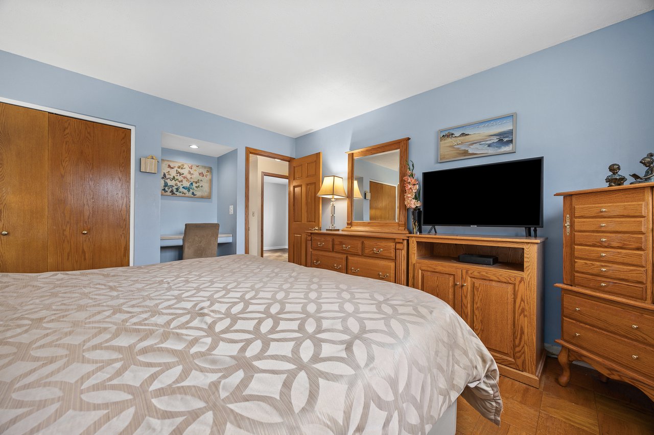 8000 Oakview Lane, Woodridge