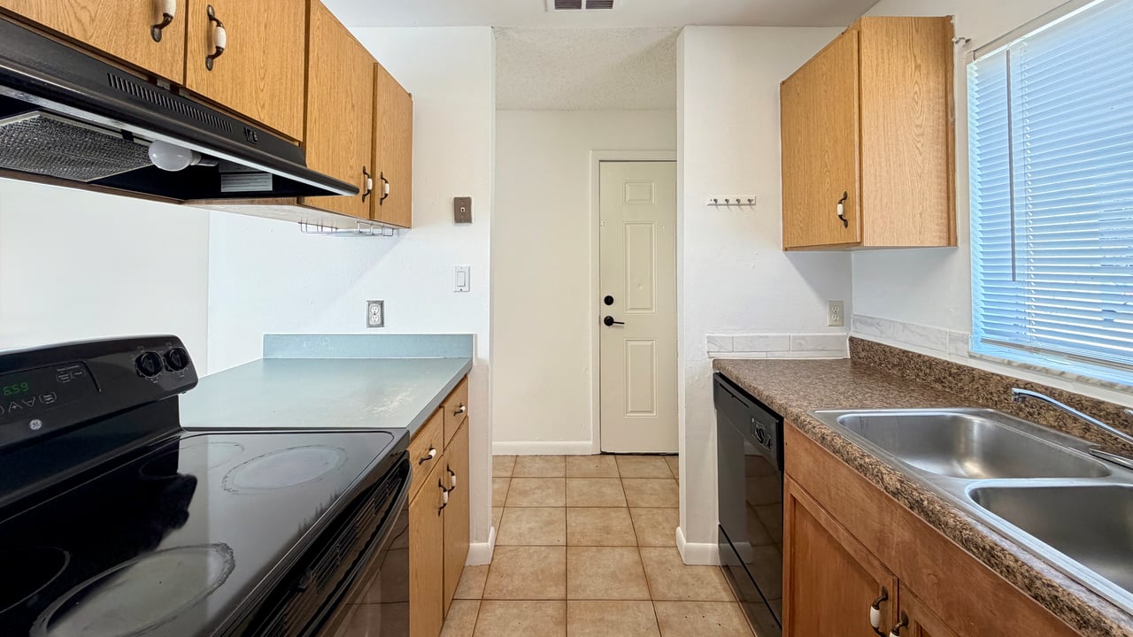 Spacious Ground-Floor Apartment for Lease in Winter Springs