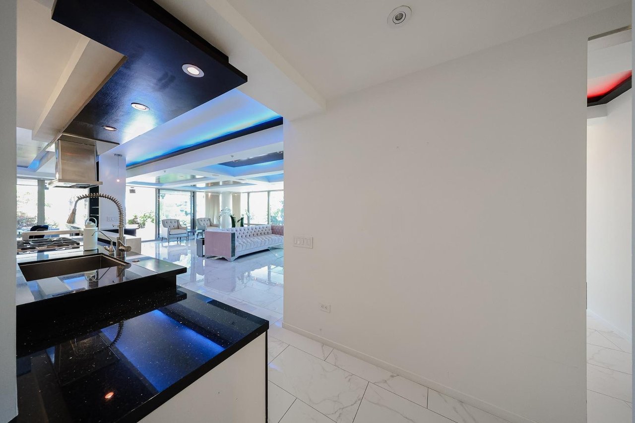 7157 E Rancho Vista Dr, #3006