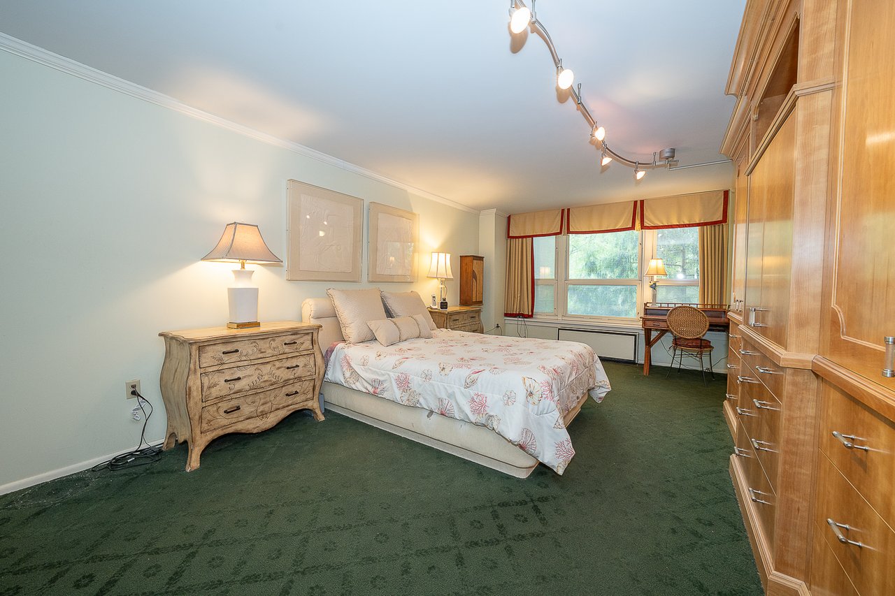 Price Improvement!!! Fab 3 bed 2.5 bath Main Line Condo