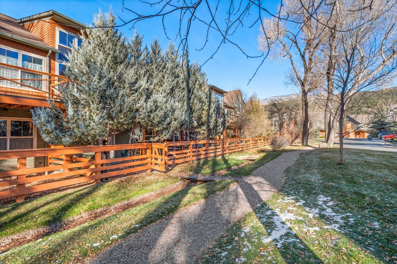 Bright and Stylish Townhome in the Heart of Willits