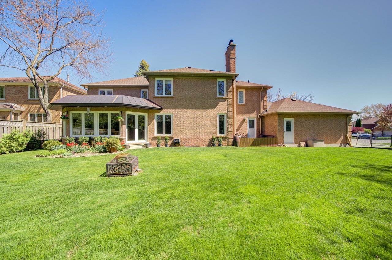 1296 Mapleridge Cres