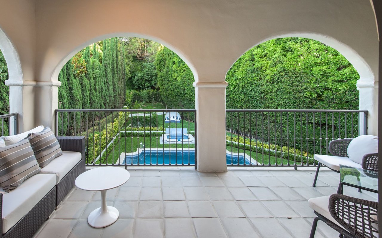 1275 Benedict Canyon Dr