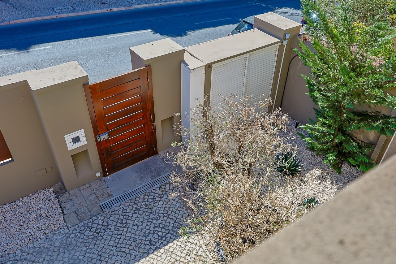 Stylish Renovated 5-Bedroom Villa with Pool in Monte Estoril’s Prestigious Avenida de Portugal