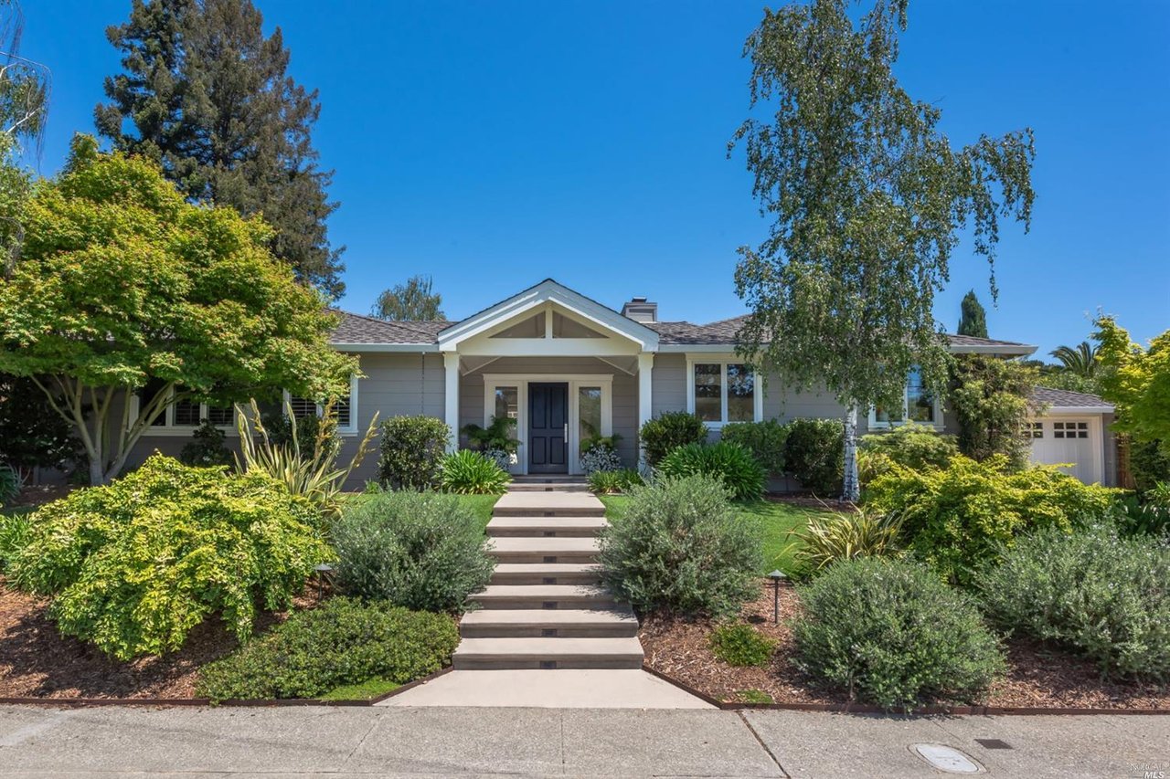 38 Kinross Dr