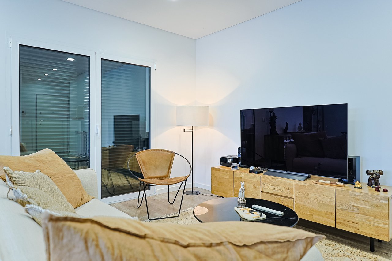 Modern 2-Bed, 2-Bath Apartment in Central Marinha Grande – Near Nazaré