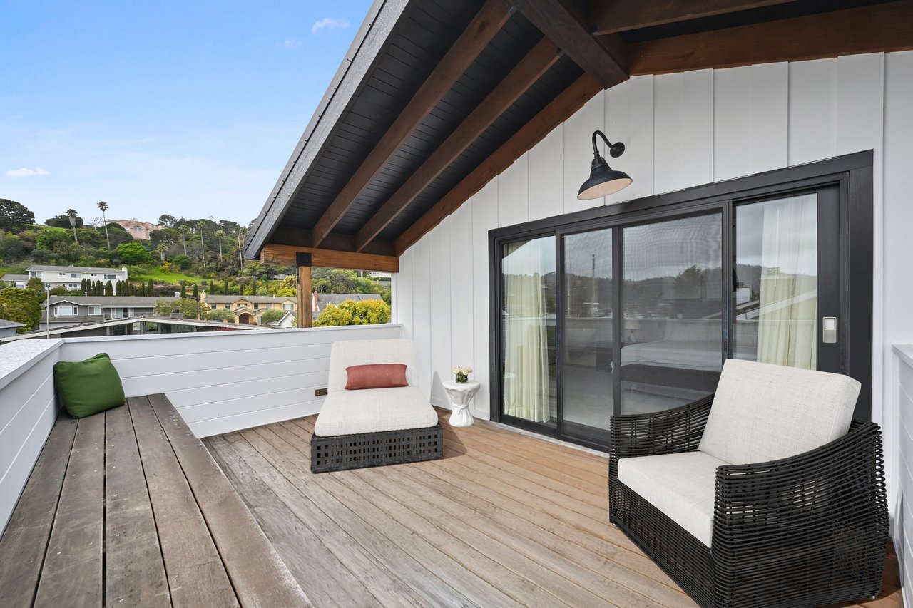 A Waterfront Masterpiece of Modern Luxury