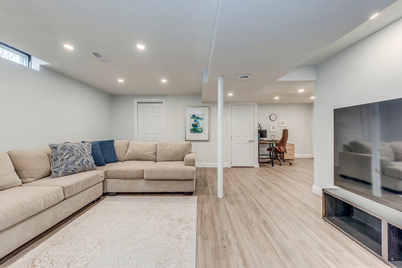 2066 Broadleaf Crescent