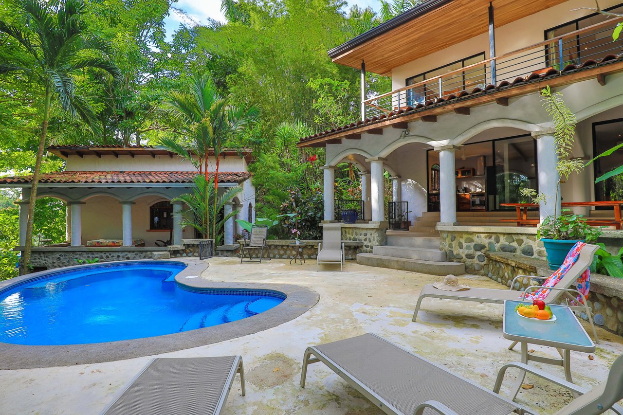 Villa Bailarin, Jungle Elegance