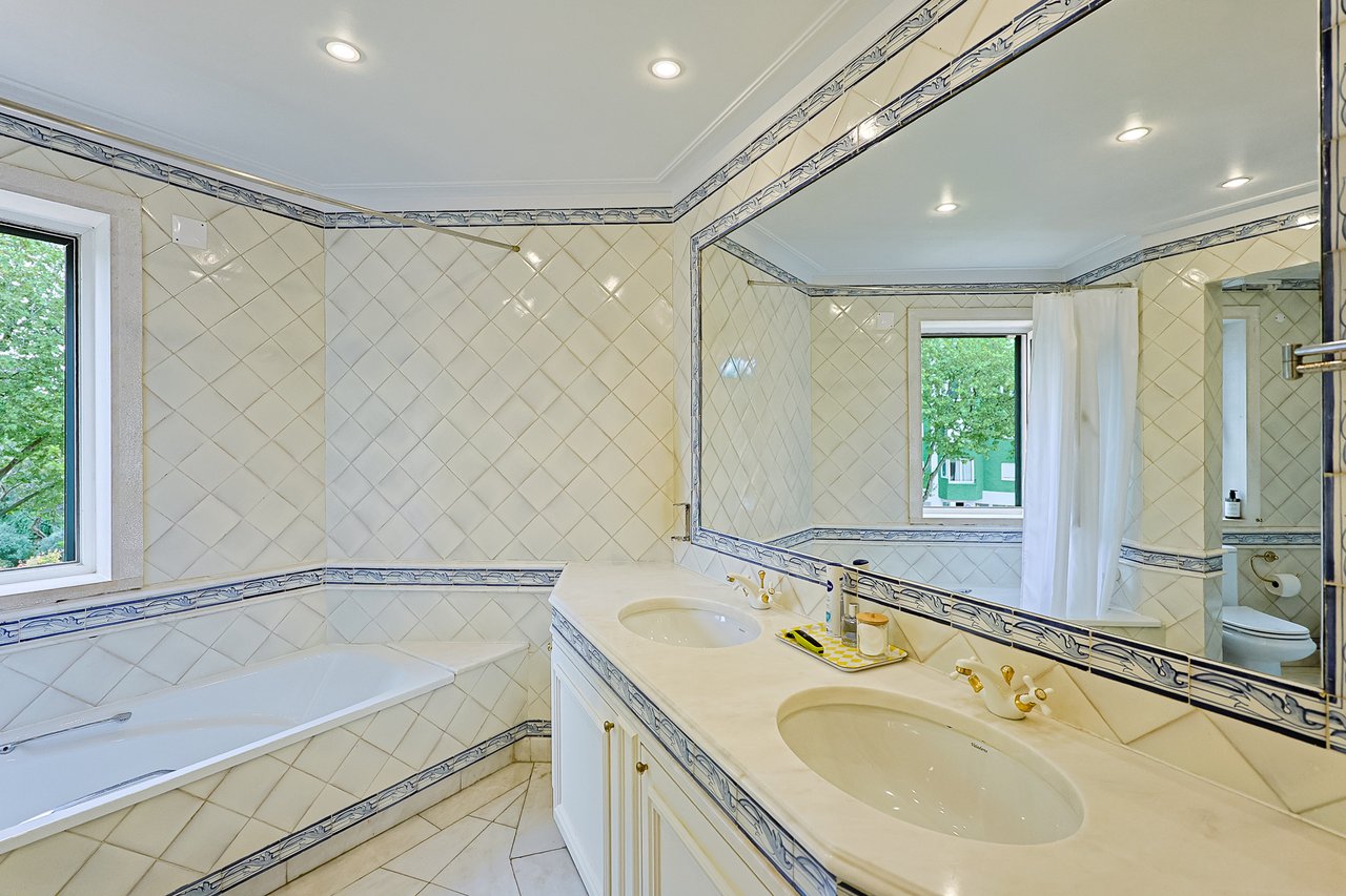Spacious 8+2-Bedroom Villa with Pool for Rent in Cascais