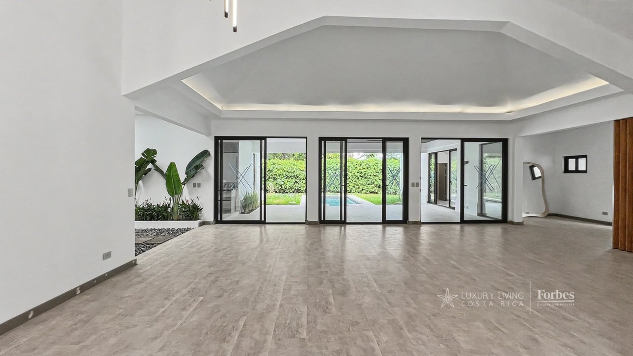21468 - Remodeled 1-level house, 4 bedrooms, pool, terrace and garden
