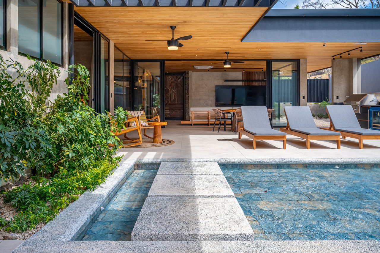 Casa Uchuva | Architectural Harmony of Wood, Stone, and Light