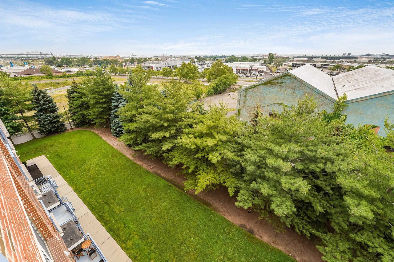 3 Greenwich Dr #112
