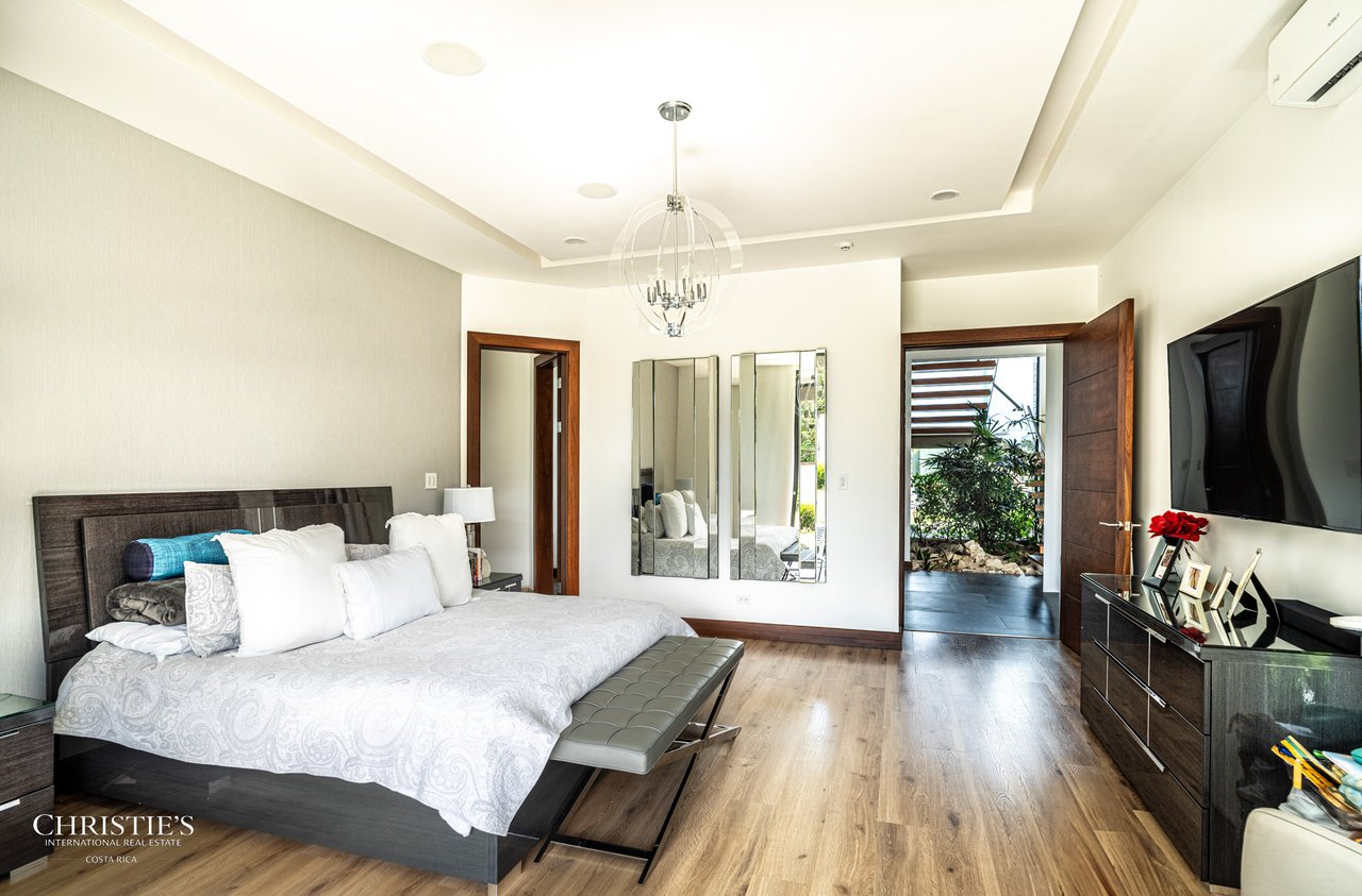Modern Elegance with Panoramic Views – Exclusive Las Gemas Residence