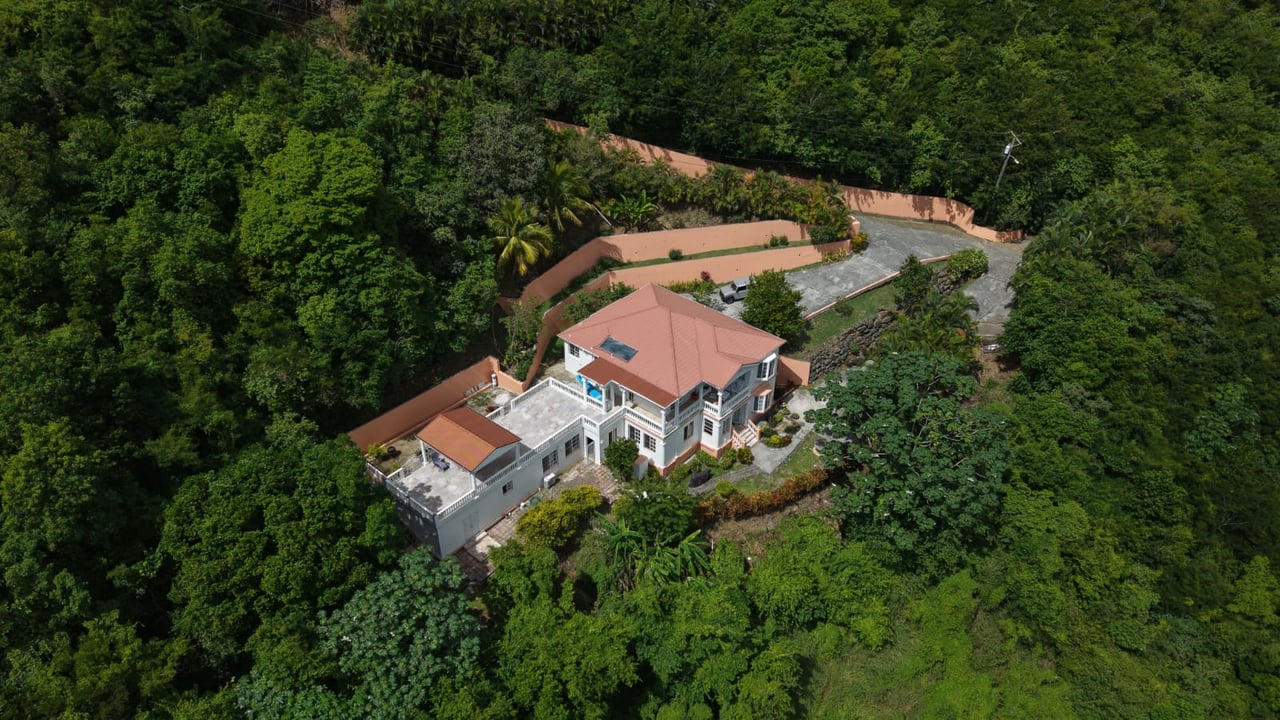 1084 Private Estate with Income